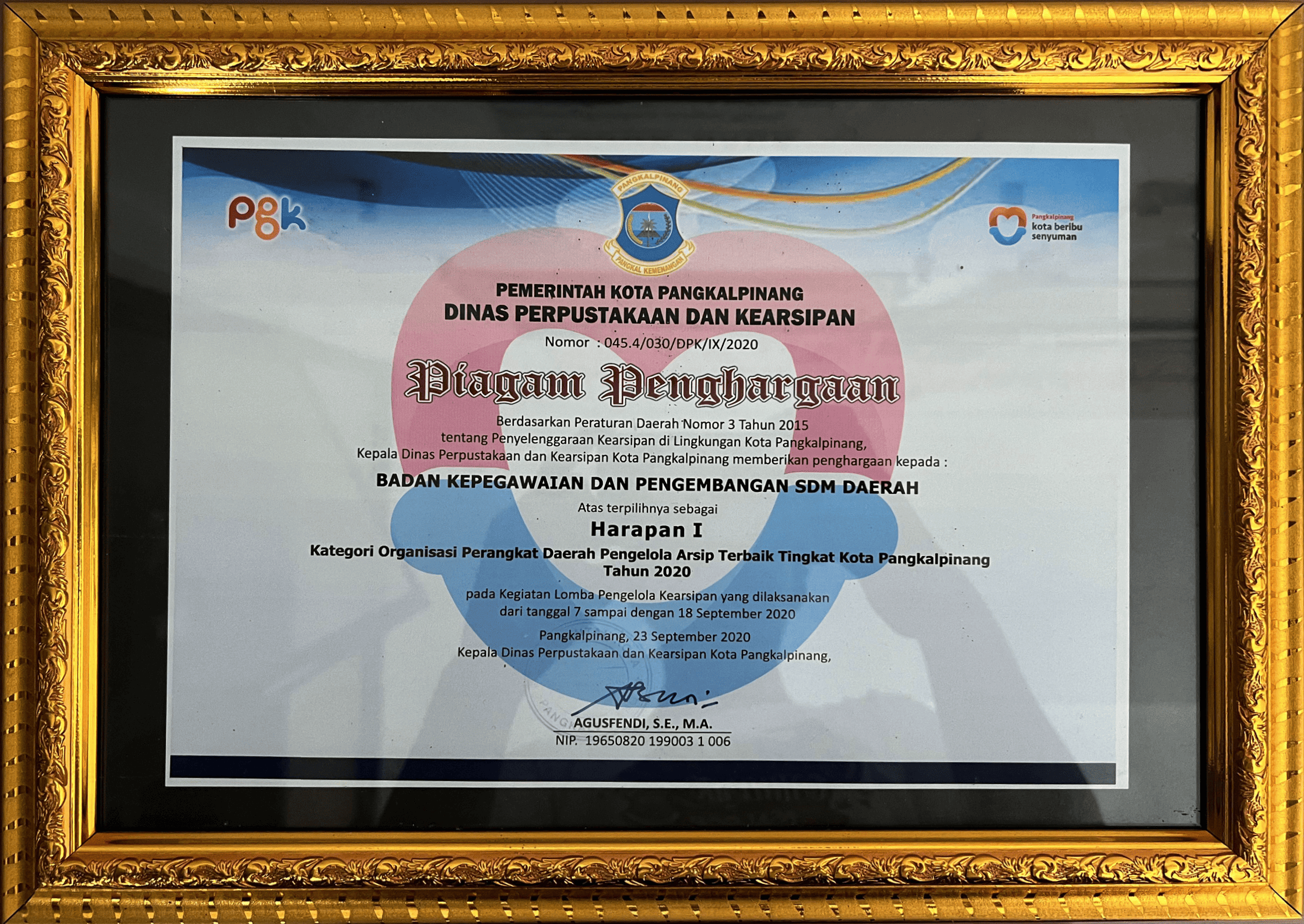 PIAGAM PENGHARGAAN PENGELOLA ARSIP TERBAIK TINGKAT KOTA PANGKAL PINANG TAHUN 2020 OLEH DINAS PERPUSTAKAAN DAN KEARSIPAN KOTA PANGKAL PINANG